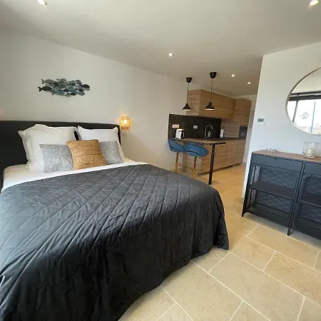 Canal View Apartment Grimaud