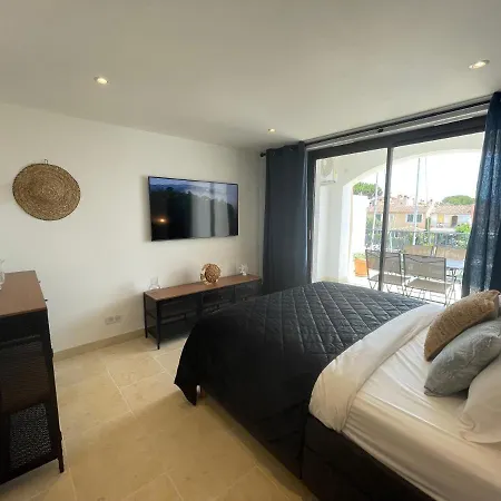 Canal View Apartment Grimaud